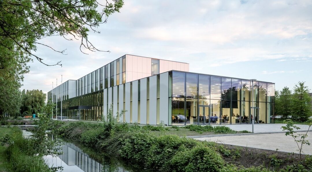 Glasbewassing en gevelreiniging Gemeentehuis Woerden